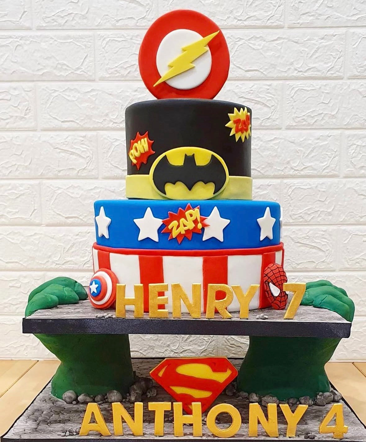Marvel DC Superhero Gravity Cake